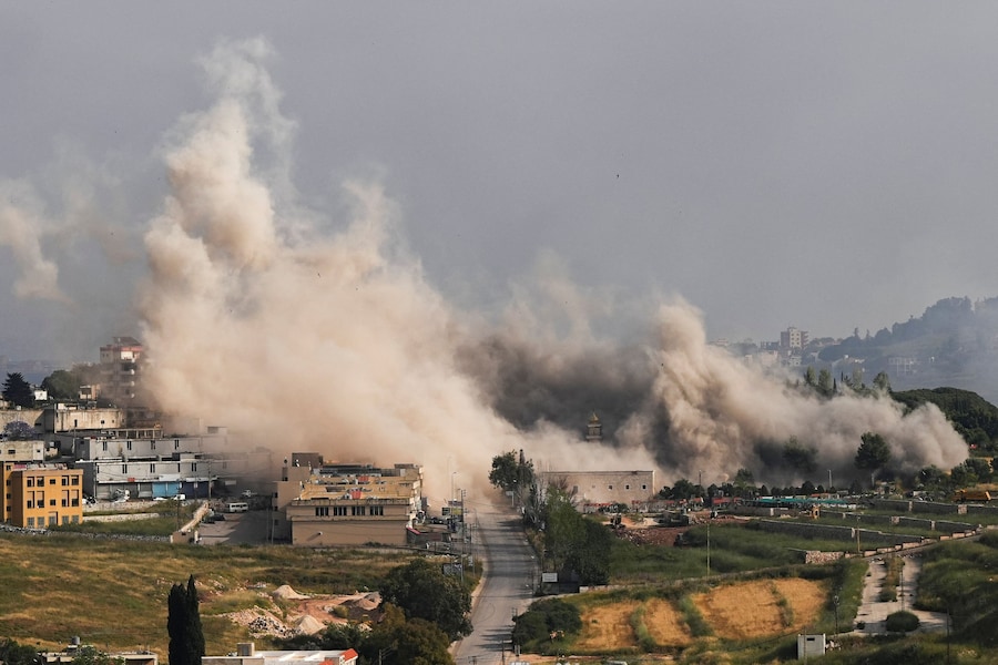 Colonne di fumo si levano in seguito a un attacco israeliano a Nabatieh, in Libano, il 26 maggio 2026. REUTERS/Stringer (REUTERS)