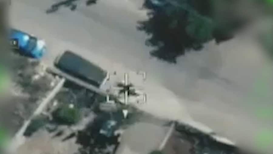 Uno screenshot tratto da un video diffuso dall'esercito israeliano che mostra, secondo quanto riferito, un obiettivo di Hezbollah pochi istanti prima di essere colpito da un attacco aereo israeliano, in una località indicata come il Libano meridionale; video diffuso il 26 maggio 2026. Esercito israeliano/Materiale fornito tramite REUTERS (via REUTERS)