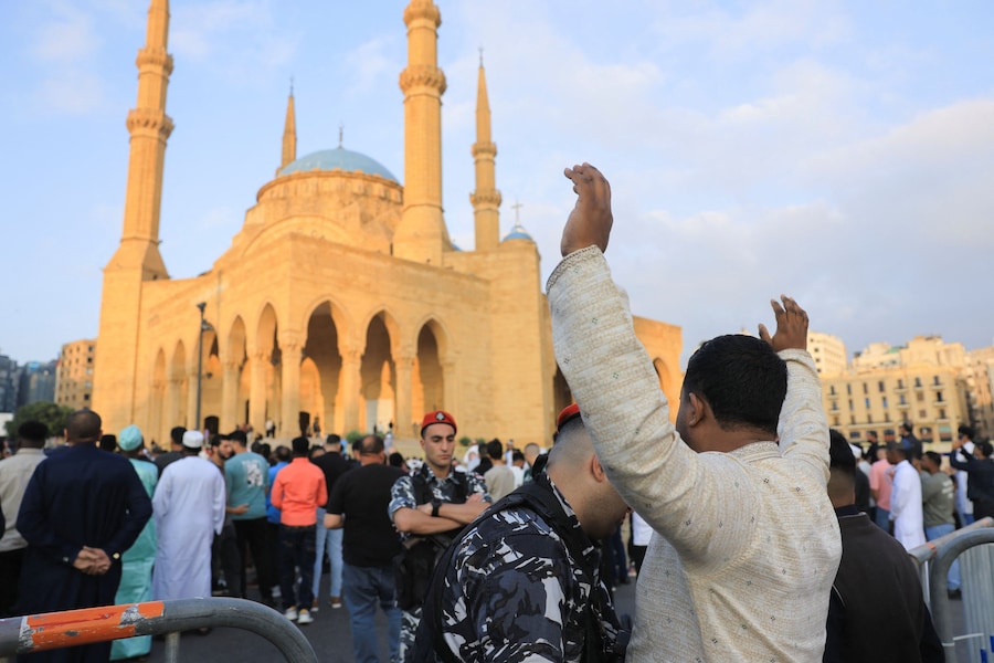 Il personale di sicurezza controlla un fedele alla moschea Mohammad Al Amin prima delle preghiere per l'Eid al-Adha a Beirut, in Libano, il 27 maggio 2026. REUTERS/Raghed Waked (REUTERS)