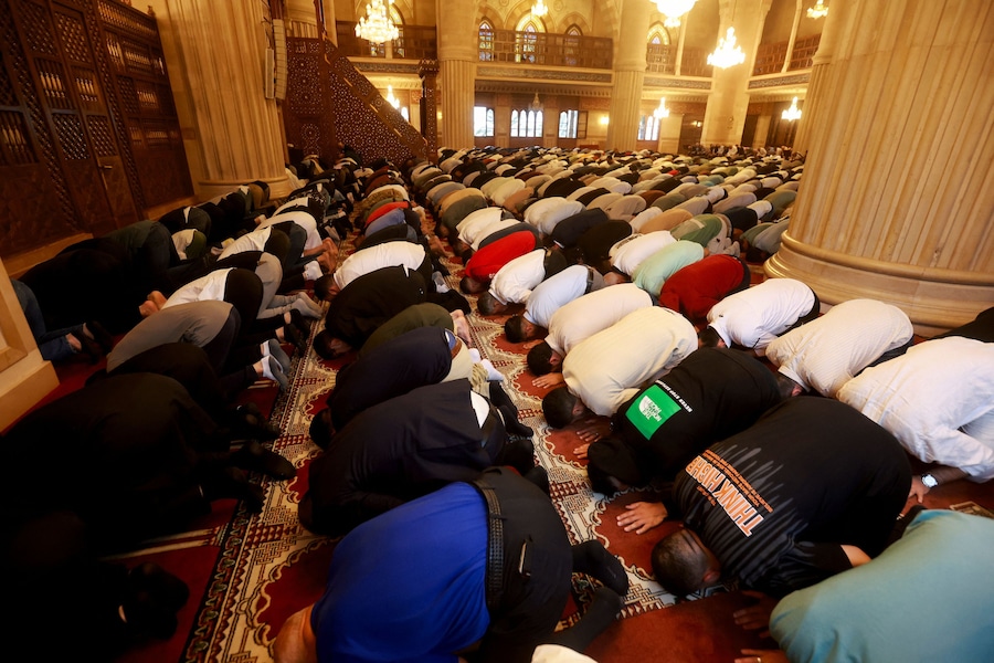 Persone in preghiera alla moschea Hajj Bahaa El-Din al-Hariri nel giorno dell'Eid al-Adha, a Sidone, in Libano, il 27 maggio 2026. REUTERS/Aziz Taher (REUTERS)
