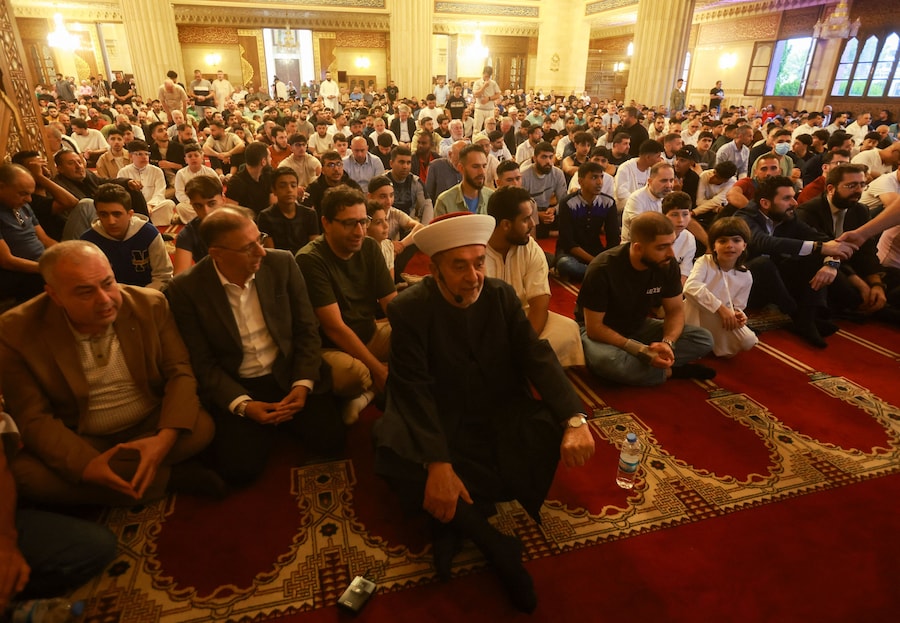 La gente si raduna alla moschea Hajj Bahaa El-Din al-Hariri per partecipare alle preghiere dell'Eid al-Adha, a Sidone, in Libano, il 27 maggio 2026. REUTERS/Aziz Taher (REUTERS)