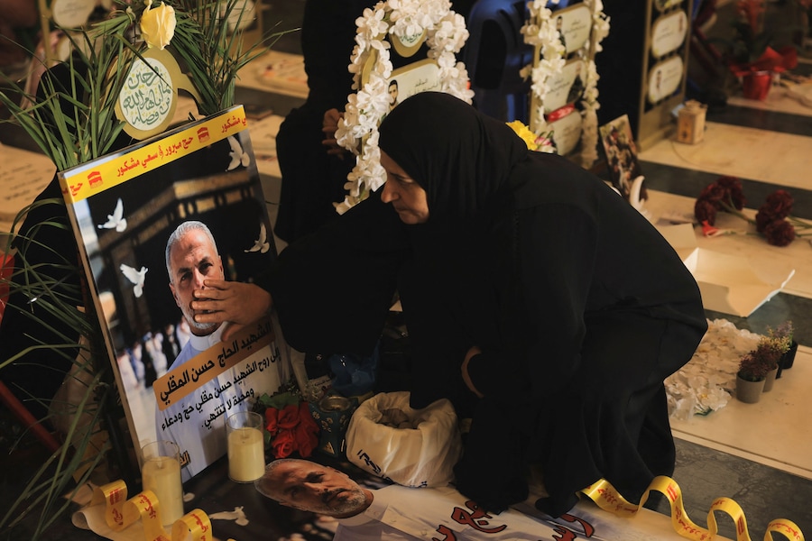 Una donna visita le tombe dei propri cari in occasione dell'Eid al-Adha, nella periferia sud di Beirut, in Libano, il 27 maggio 2026. REUTERS/Raghed Waked (REUTERS)