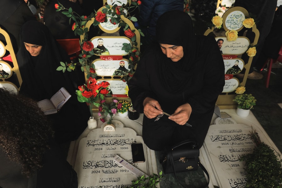 Il 27 maggio 2026, nella periferia sud di Beirut, in Libano, alcune persone visitano le tombe dei propri cari in occasione dell'Eid al-Adha. REUTERS/Raghed Waked (REUTERS)