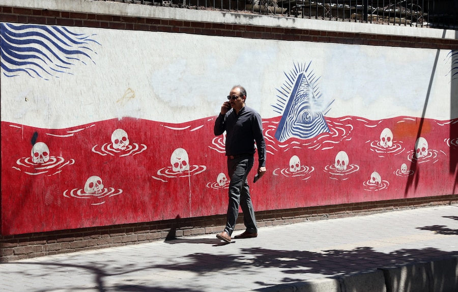 Un uomo iraniano cammina accanto a un murale anti-statunitense nei pressi dell'ex ambasciata degli Stati Uniti a Teheran, in Iran, il 26 maggio 2026. Il presidente degli Stati Uniti Donald Trump ha annunciato che un potenziale accordo di pace per porre fine al conflitto e riaprire lo Stretto di Ormuz è stato in gran parte negoziato tramite mediatori pakistani. Tuttavia, gli Stati Uniti hanno sferrato nuovi attacchi nel sud dell'Iran. EPA/ABEDIN TAHERKENAREH (EPA)