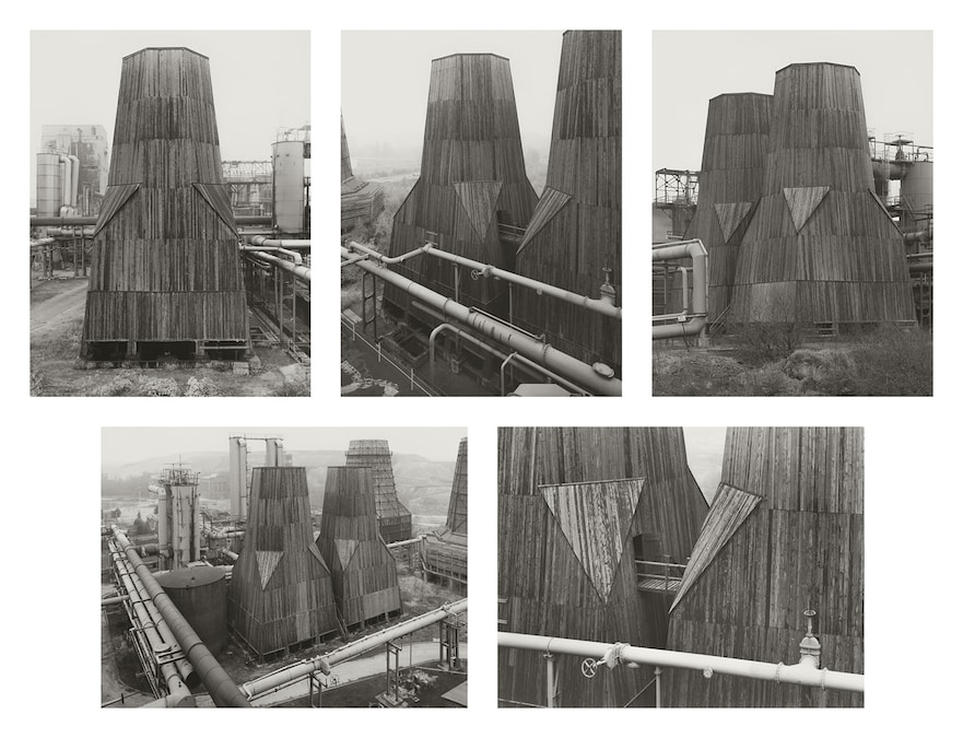 Impianti industriali: la miniera di carbone Ewald Fortsetzung - Autore: Bernd & Hilla Becher Titolo: Torri di raffreddamento #: BHB-KT-4 Anno: 1985 Tecnica: Stampa ai sali d’argento (Copyright: Estate Bernd & Hilla Becher, rappresentato da Max Becher Courtesy Die Photographische Sammlung/SK Stiftung Kultur – Bernd & Hilla Becher Archiv, Colonia)