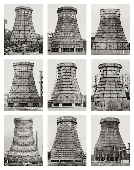 Tipologie - Autore: Bernd & Hilla Becher Titolo: Torri di raffreddamento in Germania #: BHB-KT-9 Anno: 1965-1993 Tecnica: Stampe ai sali d’argento (Copyright: Estate Bernd & Hilla Becher, rappresentato da Max Becher Courtesy Die Photographische Sammlung/SK Stiftung Kultur – Bernd & Hilla Becher Archiv, Colonia)