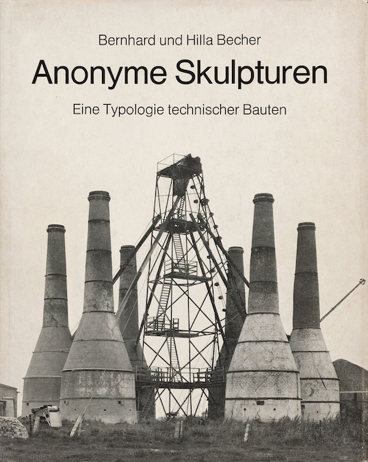 Sculture anonime - Autore: Bernd & Hilla Becher Titolo: Anonyme Skulpturen. Eine Typologie technischer Bauten, Art-Press, Düsseldorf Copertina Anno: 1970 (Courtesy Die Photographische Sammlung/SK Stiftung Kultur, Köln/Art-Press)