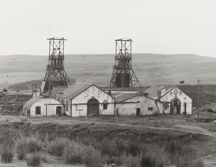 Paesaggi industriali - Autore: Bernd & Hilla Becher Titolo: Pozzo di Seven Sisters, Galles meridionale, Gran Bretagna #: PSD-BHB-2019-003 Anno: 1966 Tecnica: Stampa ai sali d’argento (Copyright: Estate Bernd & Hilla Becher, rappresentato da Max Becher)