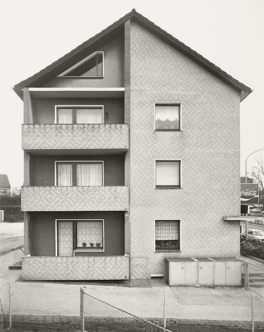 Case - Autore: Bernd & Hilla Becher Titolo: Essen-Schönebeck, Germania #: PSD-BHB-2024-026 Anno: 1981 Tecnica: Stampa ai sali d’argento (Copyright: Estate Bernd & Hilla Becher, rappresentato da Max Becher Courtesy Die Photographische Sammlung/SK Stiftung Kultur – Bernd & Hilla Becher Archiv, Colonia)