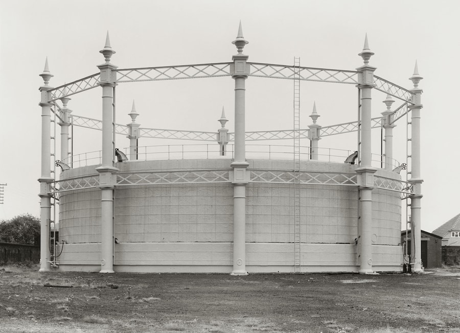 Autore: Bernd & Hilla Becher Titolo: Gasometro, 1886, Tyldesley, dintorni di Manchester, Gran Bretagna #: PSD-BHB-2024-041 Anno: 1966 Tecnica: Stampa ai sali d’argento (Copyright: Estate Bernd & Hilla Becher, rappresentato da Max Becher Courtesy Die Photographische Sammlung/SK Stiftung Kultur – Bernd & Hilla Becher Archiv, Colonia)