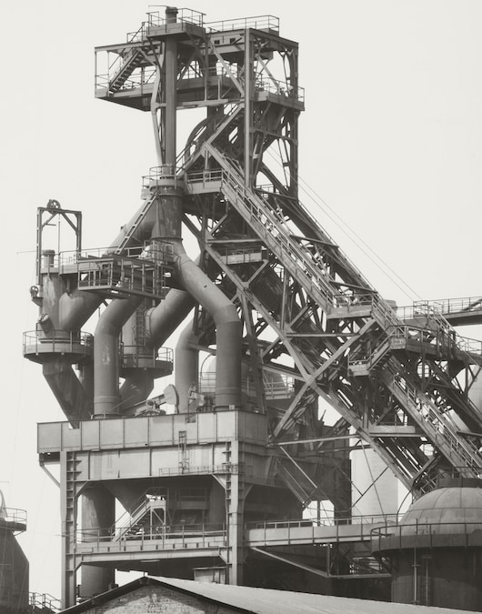Autore: Bernd & Hilla Becher Titolo: Altoforno , c. 1930, stabilimento siderurgico Esch, Lussemburgo #: PSD-BHB-2024-043 Anno: 1969 Tecnica: Stampa ai Sali d’argento (Copyright: Estate Bernd & Hilla Becher, rappresentato da Max Becher Courtesy Die Photographische Sammlung/SK Stiftung Kultur – Bernd & Hilla Becher Archiv, Colonia)
