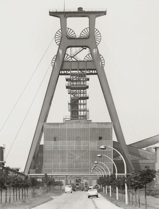 Autore: Bernd & Hilla Becher Titolo: Torri di estrazione, 1958, miniera di carbone Graf Bismarck, Gelsenkirchen, regione della Ruhr, Germania #: PSD-BHB-2024-049 Anno: 1967 Tecnica: Stampa ai sali d’argento (Copyright: Estate Bernd & Hilla Becher, rappresentato da Max Becher Courtesy Die Photographische Sammlung/SK Stiftung Kultur – Bernd & Hilla Becher Archiv, Colonia)