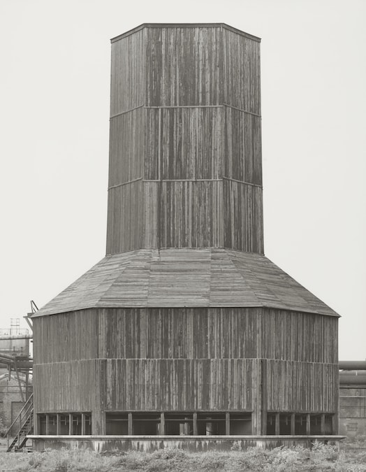 Sculture anonime: Autore: Bernd & Hilla Becher Titolo: Torre di raffreddamento, 1962, miniera di carbone Mont-Cenis, Herne, regione della Ruhr, Germania #: PSD-BHB-2024-056_1 Anno: 1965 - Tecnica: Stampa ai sali d’argento (Copyright: Estate Bernd & Hilla Becher, rappresentato da Max Becher Courtesy Die Photographische Sammlung/SK Stiftung Kultur – Bernd & Hilla Becher Archiv, Colonia)
