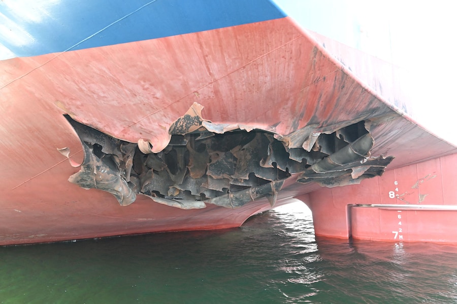 La poppa danneggiata di una nave portarinfuse gestita dalla compagnia di navigazione sudcoreana HMM, dopo essere stata colpita da due oggetti non identificati il 4 maggio mentre era bloccata nello Stretto di Hormuz, in questa foto fornita il 10 maggio 2026. Ministero degli Esteri sudcoreano/Foto fornita tramite REUTERS (via REUTERS)