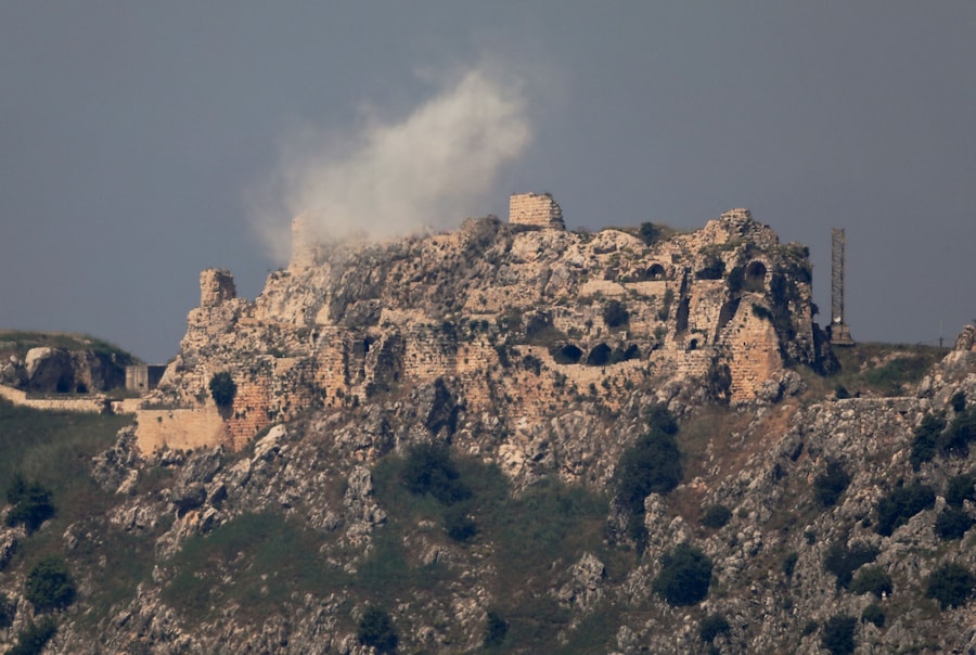 Il fumo si alza dal Castello di Beaufort in seguito ai bombardamenti, visto da Marjayoun, nel Libano meridionale, il 27 maggio 2026. REUTERS/Stringer (REUTERS)