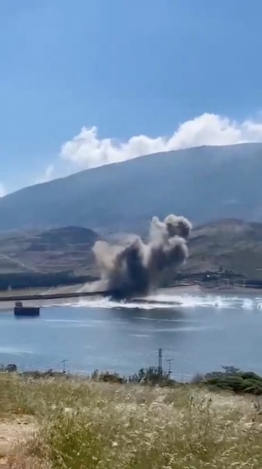 Il fumo si alza da un'esplosione nei pressi della diga di Qaraoun a Qaraoun, in Libano, il 26 maggio 2026, in questa immagine tratta dai social media. Social Media/via REUTERS - VERIFICA: Gli edifici, la vegetazione, il tracciato stradale, la forma del lago e l'argine del fiume corrispondono alle immagini d'archivio e satellitari. La forma delle montagne corrisponde alla mappatura topografica. Data verificata dai metadati del file originale della foto e da altre immagini di conferma caricate sui social media. Nessuna versione precedente del video è stata pubblicata online prima del 26 maggio. L'agenzia di stampa nazionale libanese ha riferito che il 26 maggio almeno tre attacchi hanno colpito la zona vicino al più grande bacino idrico del Paese, presso la diga di Qaraoun, nel Libano orientale. (via REUTERS)