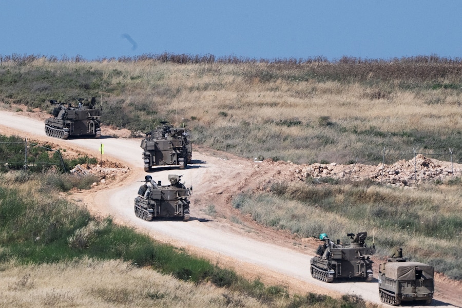 Un'unità di artiglieria dell'esercito israeliano entra in Libano dopo aver attraversato il confine israelo-libanese, vista dal nord di Israele, 27 maggio 2026. REUTERS/Rami Shlush. (REUTERS)