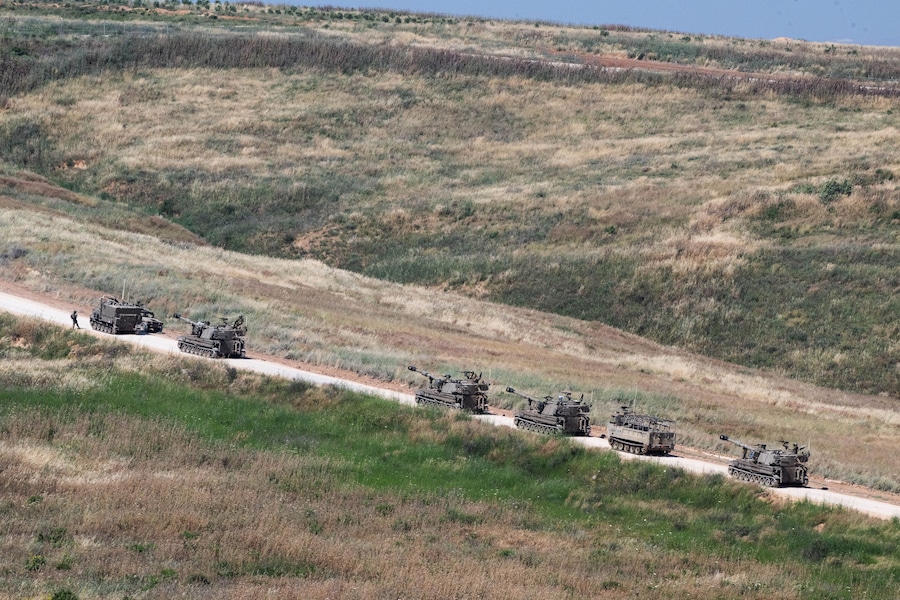 Un'unità di artiglieria dell'esercito israeliano entra in Libano dopo aver attraversato il confine israelo-libanese, vista dal nord di Israele, 27 maggio 2026. REUTERS/Rami Shlush (REUTERS)