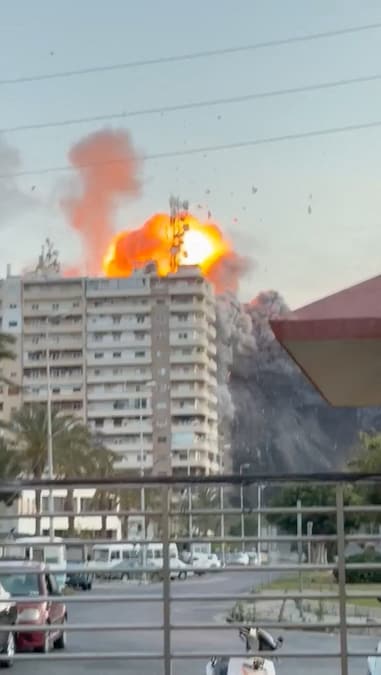 Le fiamme si levano in seguito a un attacco, mentre l'esercito israeliano dichiara di aver iniziato a colpire le infrastrutture di Hezbollah a Tiro, nel Libano meridionale, a Tiro, Libano, il 28 maggio 2026, in questo screenshot tratto da un video sui social media. Social Media /via REUTERS - Verifica: - La disposizione delle strade, gli edifici e gli alberi corrispondono al file e all'immagine satellitare - Video a conferma mostrano il fumo che sale dalla stessa posizione - Data verificata dalla dichiarazione dell'IDF sull'attacco a Tiro - L'esercito israeliano ha dichiarato giovedì mattina di aver iniziato a colpire le infrastrutture di Hezbollah a Tiro, nel sud del Libano. - Il portavoce militare israeliano Avichay Adraee ha avvertito che giovedì mattina sarebbero state attaccate diverse località a Tiro, compresa l'area da cui si vedeva salire il fumo. (SOCIAL MEDIA via REUTERS)