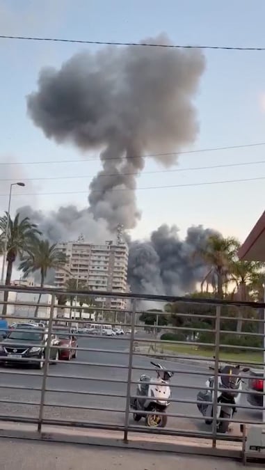 Il fumo si alza in seguito a un attacco, mentre l'esercito israeliano dichiara di aver iniziato a colpire le infrastrutture di Hezbollah a Tiro, nel sud del Libano, a Tiro, Libano, il 28 maggio 2026, in questo screenshot tratto da un video sui social media. Social Media /via REUTERS - Verifica: - La disposizione delle strade, gli edifici e gli alberi corrispondono al file e all'immagine satellitare - Video a conferma mostrano il fumo che sale dalla stessa posizione - Data verificata dalla dichiarazione dell'IDF sull'attacco a Tiro - L'esercito israeliano ha dichiarato giovedì mattina di aver iniziato a colpire le infrastrutture di Hezbollah a Tiro, nel sud del Libano. - Il portavoce militare israeliano Avichay Adraee ha avvertito che giovedì mattina sarebbero state attaccate diverse località a Tiro, compresa l'area da cui si vedeva salire il fumo. (SOCIAL MEDIA via REUTERS)