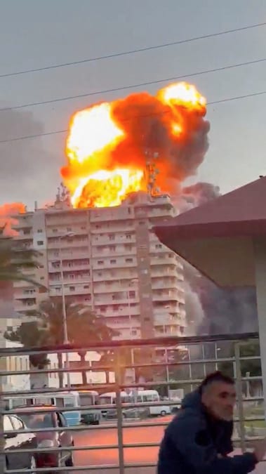 Le fiamme si levano in seguito a un attacco, mentre l'esercito israeliano dichiara di aver iniziato a colpire le infrastrutture di Hezbollah a Tiro, nel Libano meridionale, a Tiro, Libano, il 28 maggio 2026, in questo screenshot tratto da un video sui social media. Social Media /via REUTERS - Verifica: - La disposizione delle strade, gli edifici e gli alberi corrispondono al file e all'immagine satellitare - Video a conferma mostrano il fumo che sale dalla stessa posizione - Data verificata dalla dichiarazione dell'IDF sull'attacco a Tiro - L'esercito israeliano ha dichiarato giovedì mattina di aver iniziato a colpire le infrastrutture di Hezbollah a Tiro, nel sud del Libano. - Il portavoce militare israeliano Avichay Adraee ha avvertito che giovedì mattina sarebbero state attaccate diverse località a Tiro, compresa l'area da cui si vedeva salire il fumo. (SOCIAL MEDIA via REUTERS)