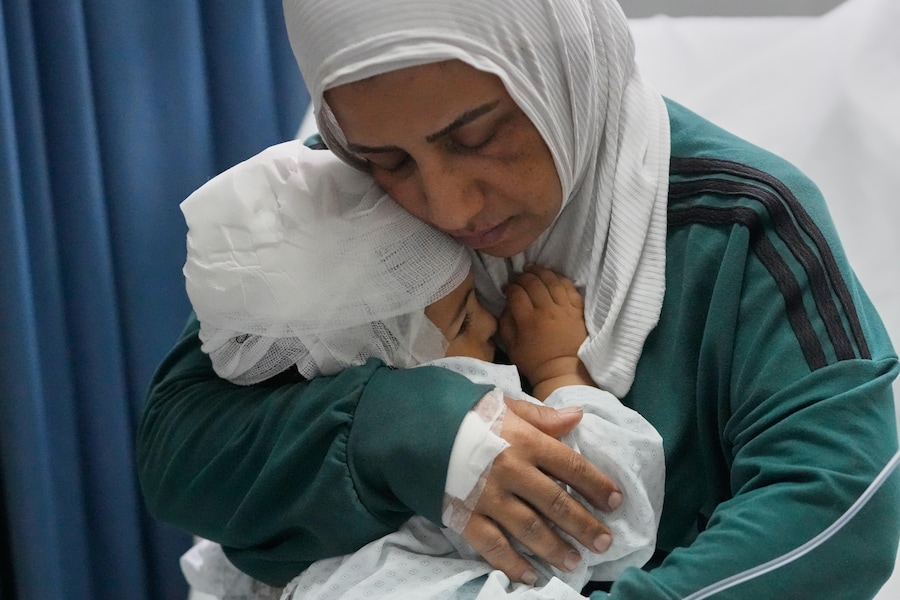 Hayat Al-Aqleh abbraccia il figlio Ali, di 18 mesi, all’ospedale Jabal Amel nella città portuale meridionale di Tiro, in Libano, mercoledì 27 maggio 2026, dopo che il bambino è stato sottoposto a un intervento chirurgico alla testa per le ferite riportate in un attacco aereo israeliano avvenuto il giorno prima nel villaggio di Charnay, vicino a Tiro. (Foto AP/Mohammad Zaatari) (APN)