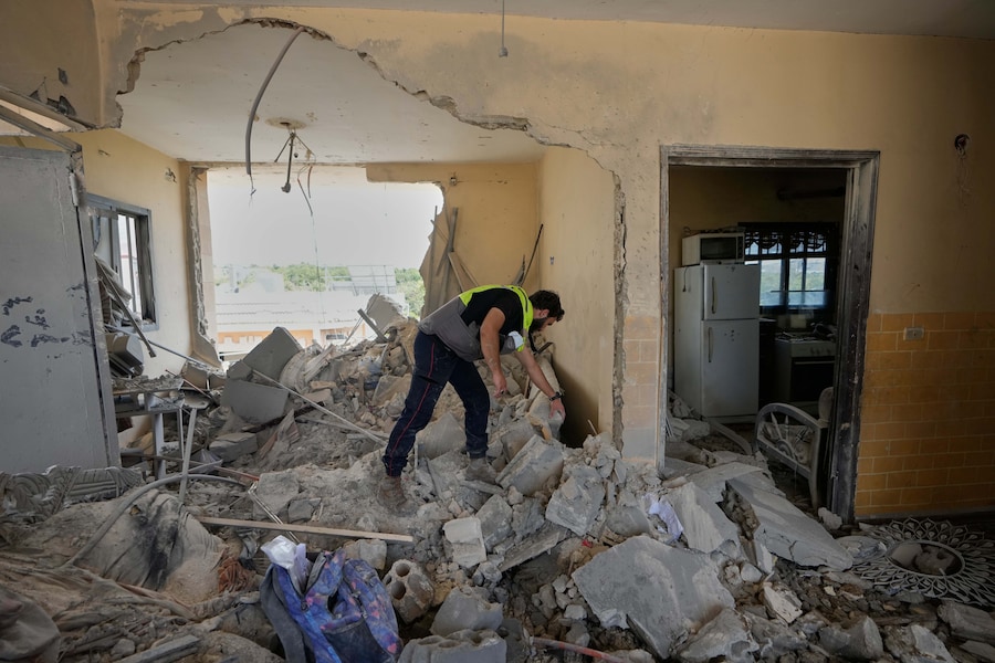 Un soccorritore setaccia le macerie di una casa distrutta da un attacco aereo israeliano avvenuto il giorno prima nel villaggio meridionale di Charnay, in Libano, mercoledì 27 maggio 2026. (AP Photo/Mohammed Zaatari) (APN)