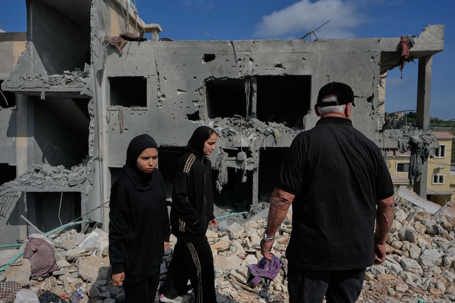 Mercoledì 27 maggio 2026, nel villaggio meridionale di Maarakeh, in Libano, alcuni residenti ispezionano le macerie della loro casa distrutta il giorno prima da un attacco aereo israeliano. (AP Photo/Mohammad Zaatari) (APN)