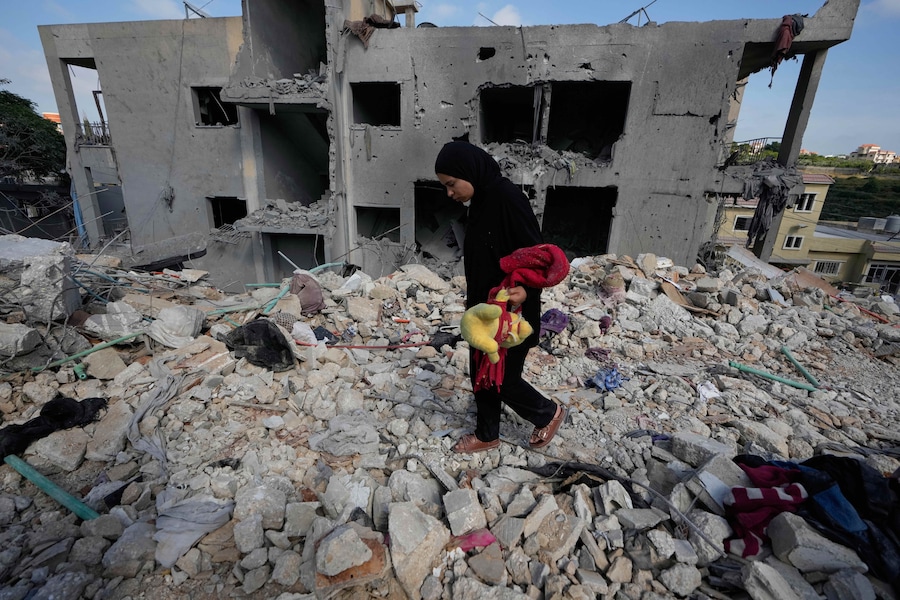 Una residente trasporta i propri effetti personali mentre cammina tra le macerie della sua casa, distrutta il giorno prima da un attacco aereo israeliano nel villaggio meridionale di Maarakeh, in Libano, mercoledì 27 maggio 2026. (AP Photo/Mohammed Zaatari) (APN)
