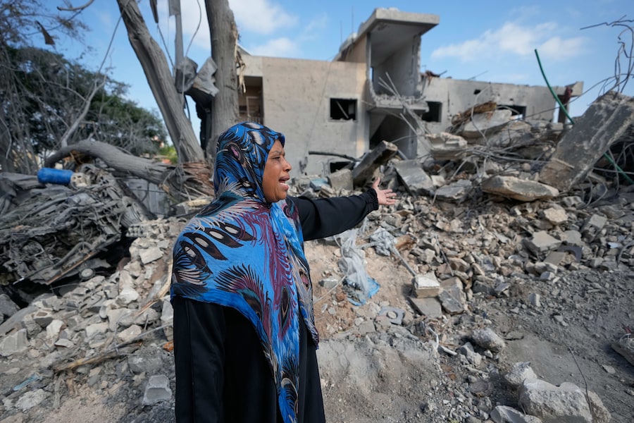 Una donna fa un gesto vicino alle macerie della sua casa, distrutta il giorno prima da un attacco aereo israeliano nel villaggio meridionale di Maarakeh, in Libano, mercoledì 27 maggio 2026. (AP Photo/Mohammed Zaatari) (APN)