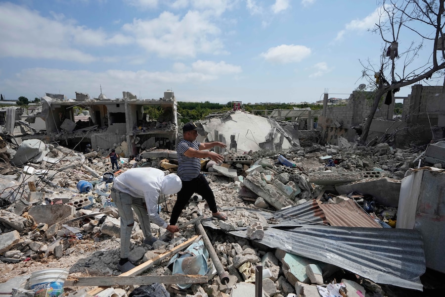 Mercoledì 27 maggio 2026, gli abitanti setacciano le macerie delle case distrutte da un attacco aereo israeliano avvenuto il giorno prima nel villaggio meridionale di Charnay, in Libano. (AP Photo/Mohammed Zaatari) (APN)