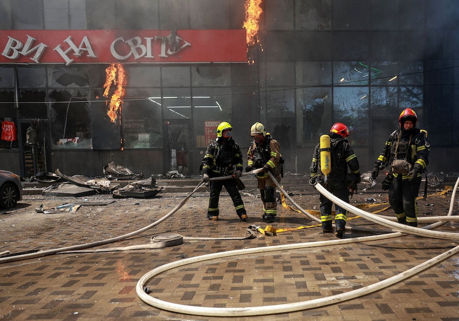 I soccorritori al lavoro sul luogo di un attacco con droni russi, Ucraina, il 27 maggio 2026. (REUTERS)