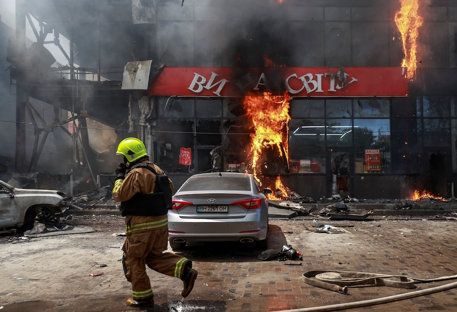 Un soccorritore al lavoro sul luogo di un attacco con droni russi, Ucraina, il 27 maggio 2026. (REUTERS)