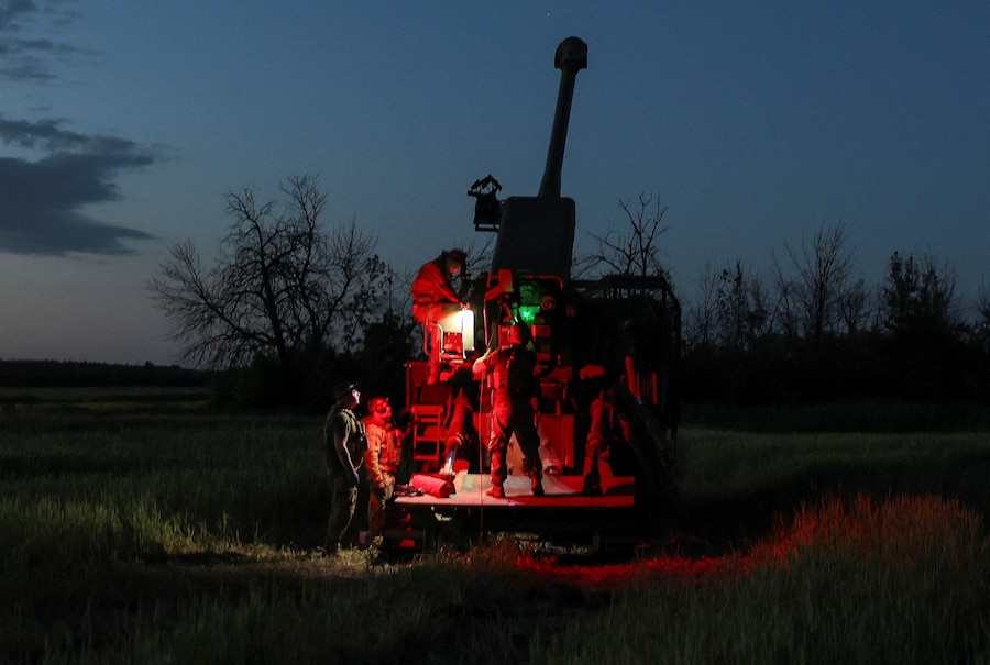 I cannonieri della 30ª Brigata meccanizzata indipendente delle Forze armate ucraine si preparano a sparare con un obice semovente ucraino 2S22 Bohdana contro le posizioni russe, su una linea del fronte nella regione di Donetsk, in Ucraina, il 27 maggio 2026. (REUTERS)