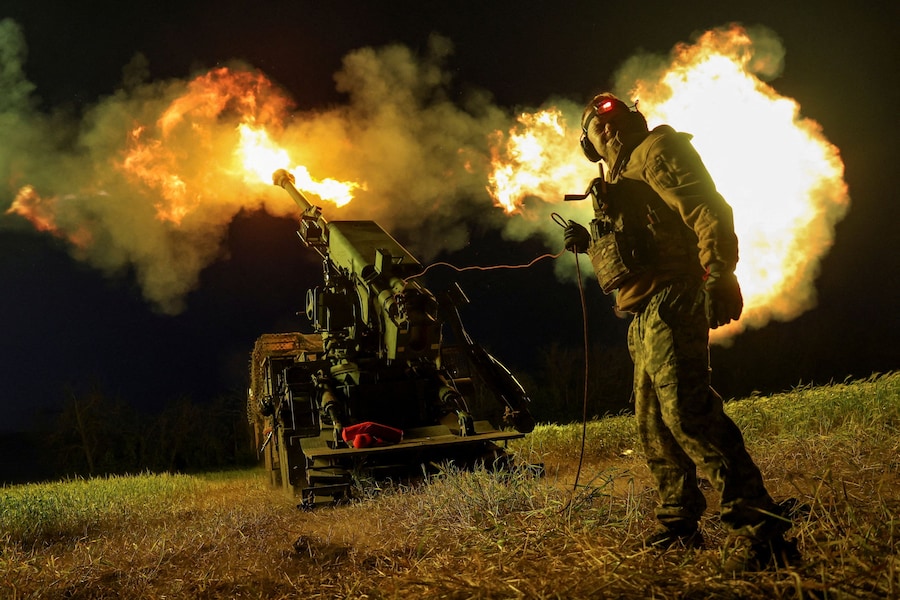 Un artigliere della 30ª Brigata meccanizzata indipendente delle Forze armate ucraine spara con un obice semovente ucraino 2S22 Bohdana contro le posizioni russe, su una linea del fronte nella regione di Donetsk, Ucraina, il 27 maggio 2026. (REUTERS)