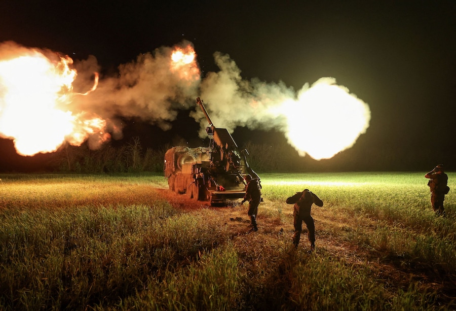I soldati dell'artiglieria della 30ª Brigata meccanizzata indipendente delle Forze armate ucraine sparano con un obice semovente ucraino 2S22 Bohdana contro le posizioni russe, su una linea del fronte nella regione di Donetsk, Ucraina, il 27 maggio 2026. (REUTERS)