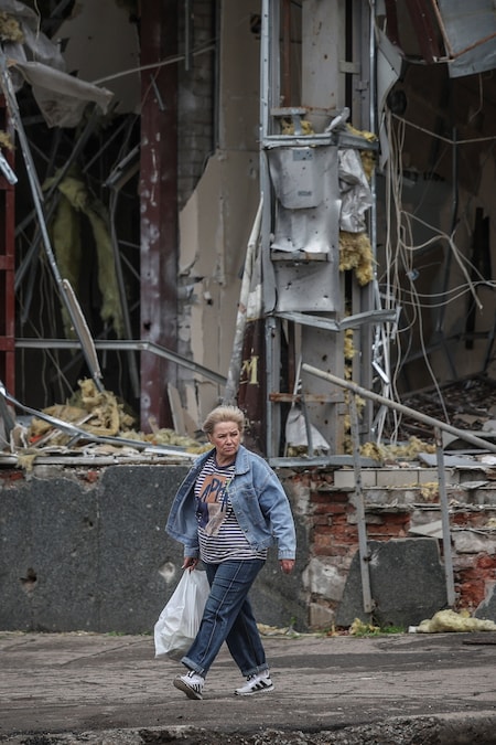 Una donna cammina nei pressi di un edificio danneggiato, nella città di Kramatorsk, in prima linea nella regione di Donetsk, Ucraina, il 27 maggio 2026. (REUTERS)