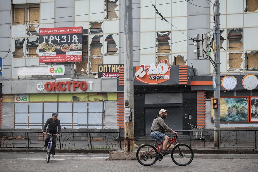 Un centro commerciale danneggiato, nella città di Kramatorsk, in prima linea nel conflitto, nella regione di Donetsk, Ucraina, il 27 maggio 2026. (REUTERS)