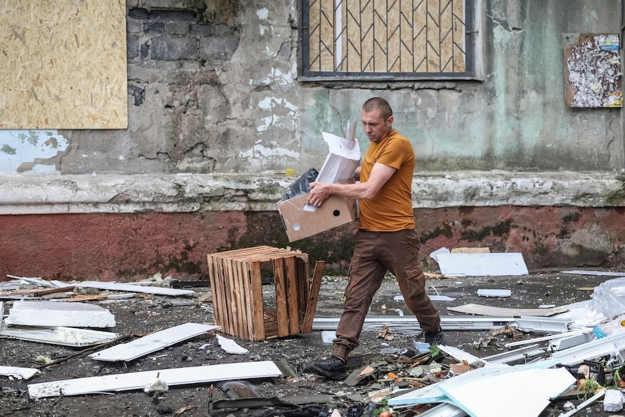 Un uomo trasporta oggetti personali in frantumi fuori da un edificio residenziale danneggiato da un recente attacco russo, nella città di Kramatorsk, in prima linea nel conflitto, nella regione di Donetsk, Ucraina, il 27 maggio 2026. (REUTERS)