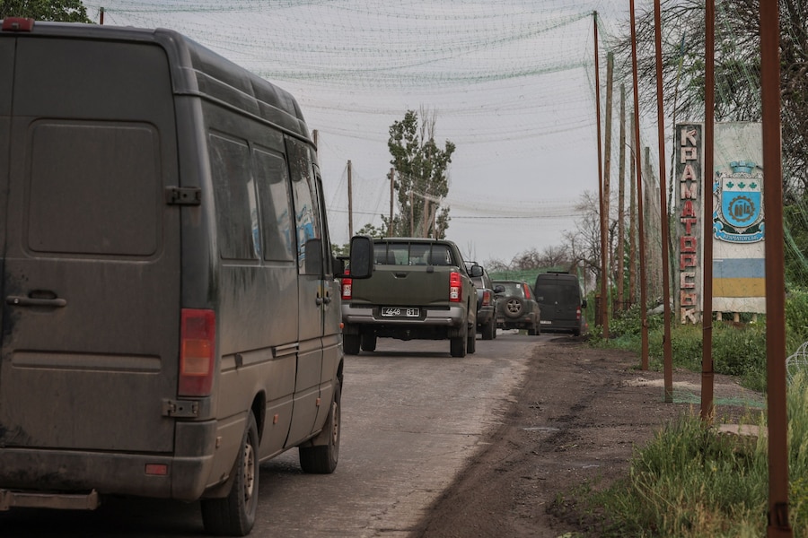 Veicoli militari passano davanti a un cartello stradale con la scritta "Kramatorsk", alla periferia della città di Kramatorsk, in prima linea sul fronte, nella regione di Donetsk, Ucraina, 27 maggio 2026. (REUTERS)