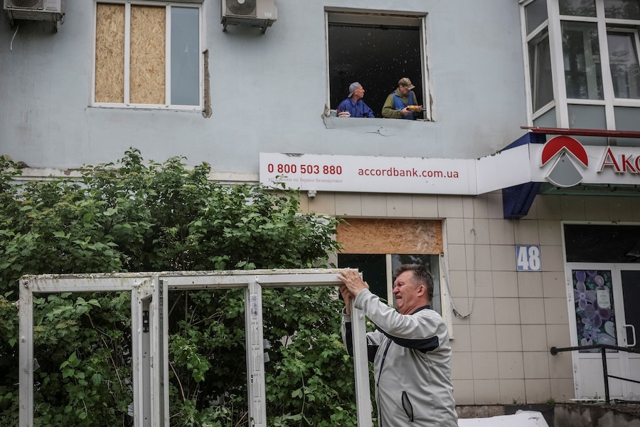 Alcuni operai riparano le finestre di un edificio residenziale danneggiato da un recente attacco russo, nella città di Kramatorsk, Ucraina, il 27 maggio 2026. (REUTERS)
