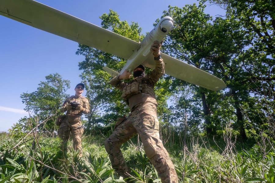 I militari ucraini della brigata Khartia lanciano un drone verso le postazioni russe sulla linea del fronte nella regione di Kharkiv, in Ucraina, mercoledì 20 maggio 2026. (APN)