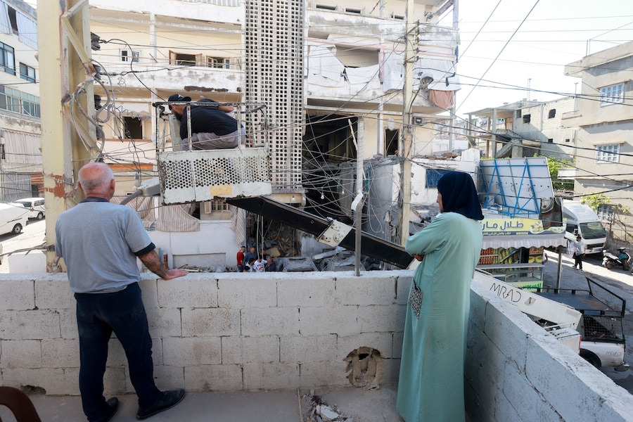 Un uomo è intento a riparare la rete elettrica sotto lo sguardo della gente, in seguito a un attacco israeliano, a Sidone, in Libano, il 28 maggio 2026. REUTERS/Aziz Taher (REUTERS)