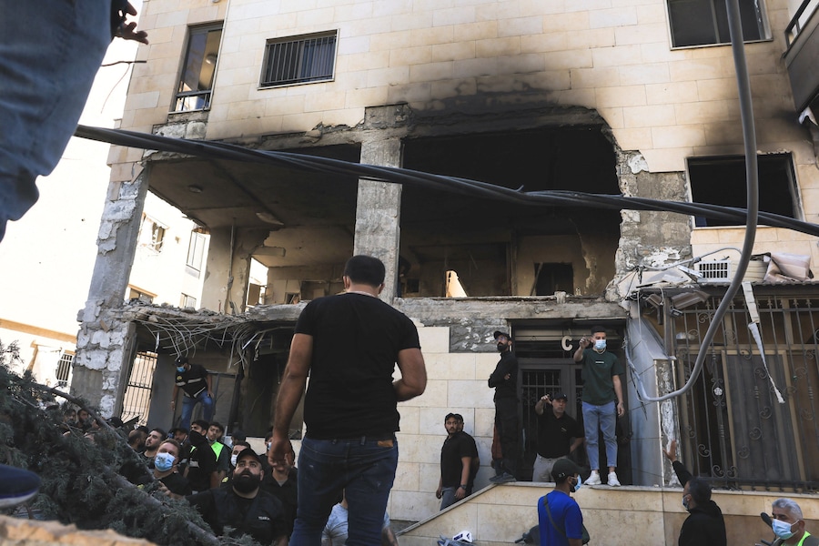 Alcune persone ispezionano i danni sul luogo di un attacco israeliano nei sobborghi meridionali di Beirut, in Libano, il 28 maggio 2026. REUTERS/Raghed Waked (REUTERS)