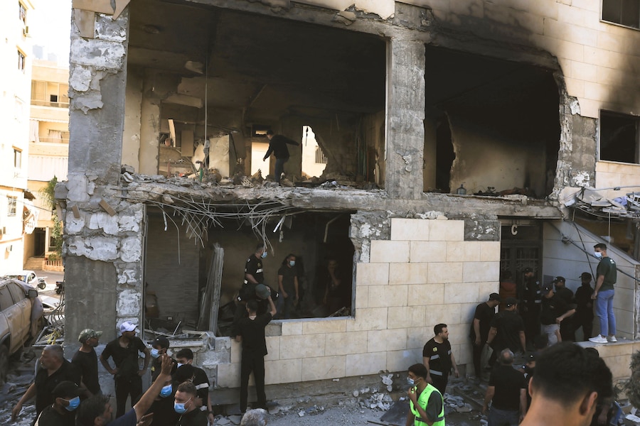 Alcune persone ispezionano i danni causati da un attacco israeliano nei sobborghi meridionali di Beirut, in Libano, il 28 maggio 2026. REUTERS/Raghed Waked (REUTERS)