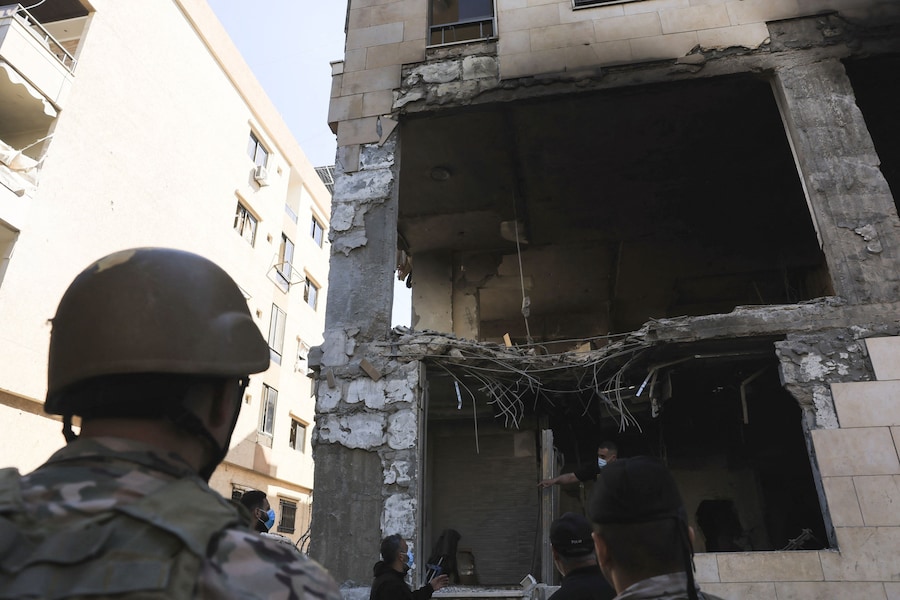 Alcune persone ispezionano i danni sul luogo di un attacco israeliano nei sobborghi meridionali di Beirut, in Libano, il 28 maggio 2026. REUTERS/Raghed Waked (REUTERS)