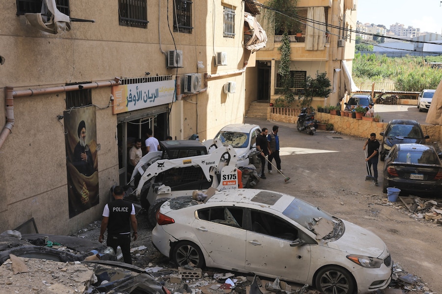 La gente rimuove le macerie sul luogo di un attacco israeliano nei sobborghi meridionali di Beirut, in Libano, il 28 maggio 2026. REUTERS/Raghed Waked (REUTERS)