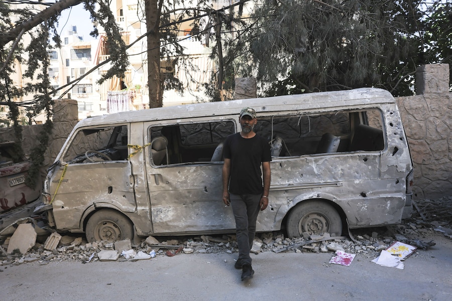 Un uomo accanto a un veicolo danneggiato sul luogo di un attacco israeliano nei sobborghi meridionali di Beirut, in Libano, il 28 maggio 2026. REUTERS/Raghed Waked (REUTERS)