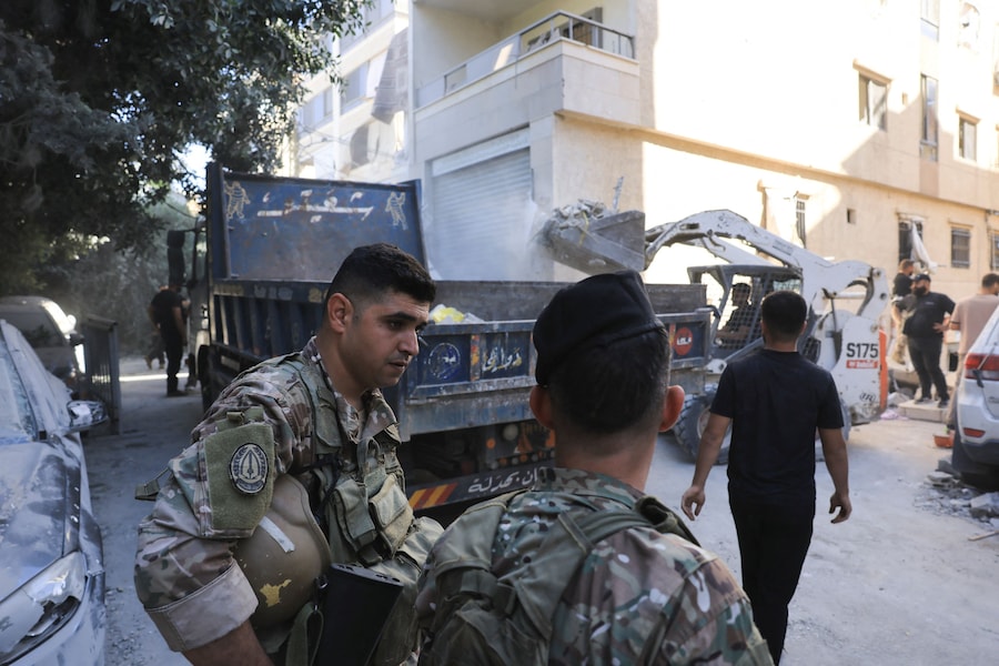 Militari sul luogo di un attacco israeliano nei sobborghi meridionali di Beirut, in Libano, il 28 maggio 2026. REUTERS/Raghed Waked (REUTERS)