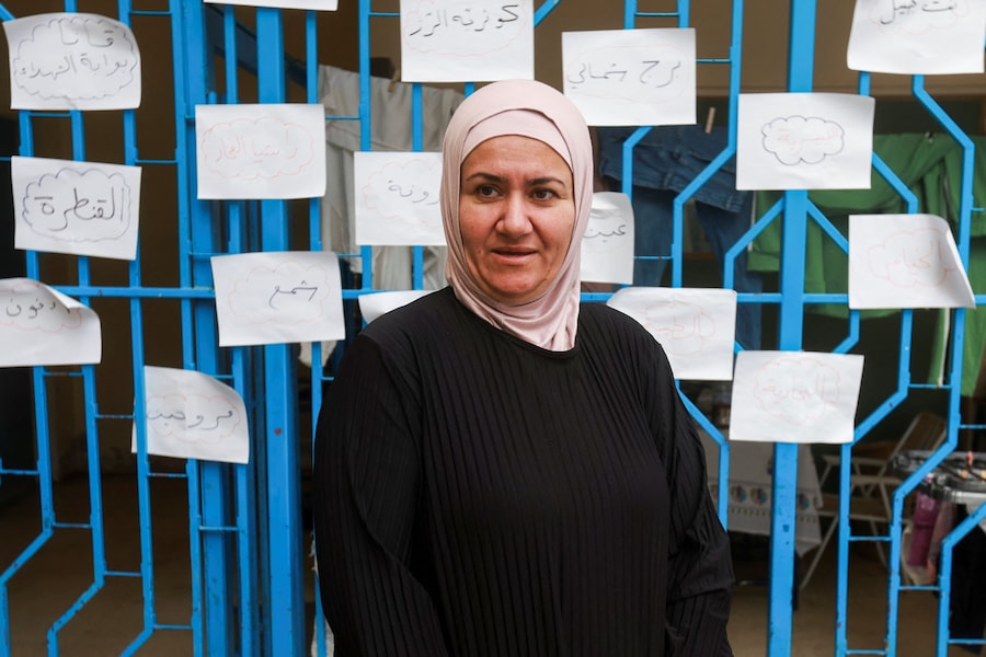 Hawraa Ghadbouni, una donna sfollata proveniente dal Libano meridionale, osserva una scuola trasformata in centro di accoglienza, nei pressi di Sidone, in Libano, il 17 maggio 2026. REUTERS/Aziz Taher (REUTERS)